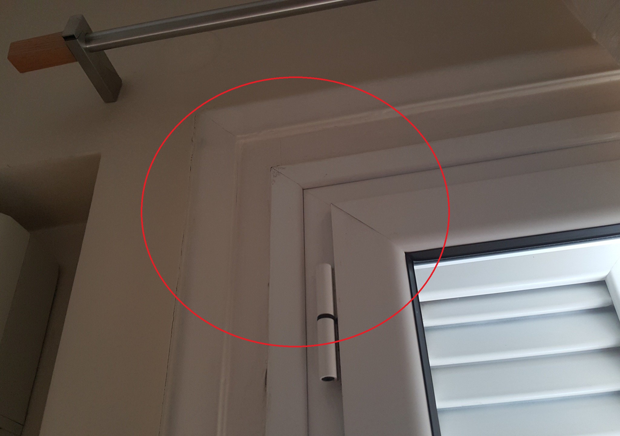 κουφώματα αλουμινίου πάνω σε ξύλινες κάσες