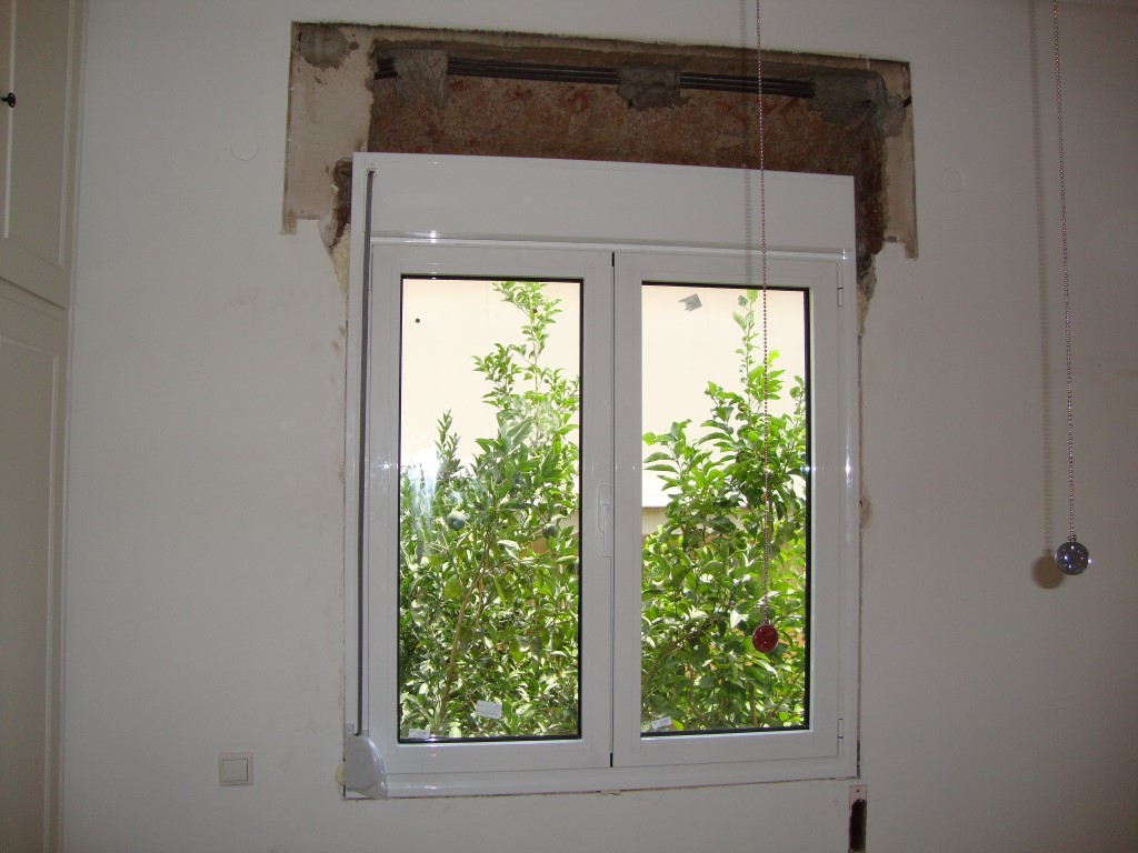 Αντικατάσταση ξύλινων κουφωμάτων με ρολό με νέα ενεργειακά κουφώματα αλουμινίου