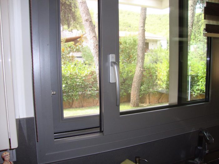 ΧΕΡΟΥΛΙ ΑΝΥΨΟΥΜΕΝΟ ΑΝΑΣΗΚΩΜΕΝΟ