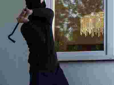 Ποια εξώφυλλα είναι πιο ασφαλή τα ρολά ή τα πατζούρια , τα επικαθήμενα ή τα εξωτερικά ρολά ;