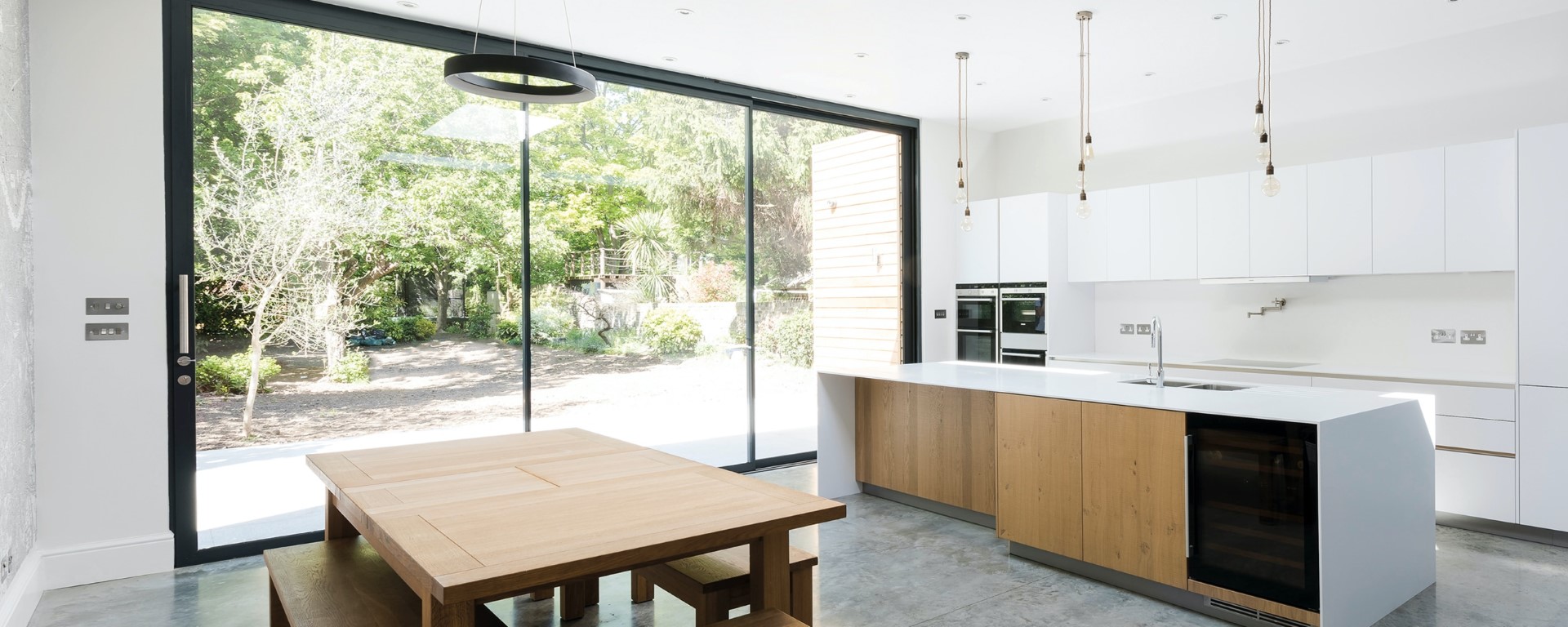 συρόμενα ή ανοιγόμενα κουφώματα less frame