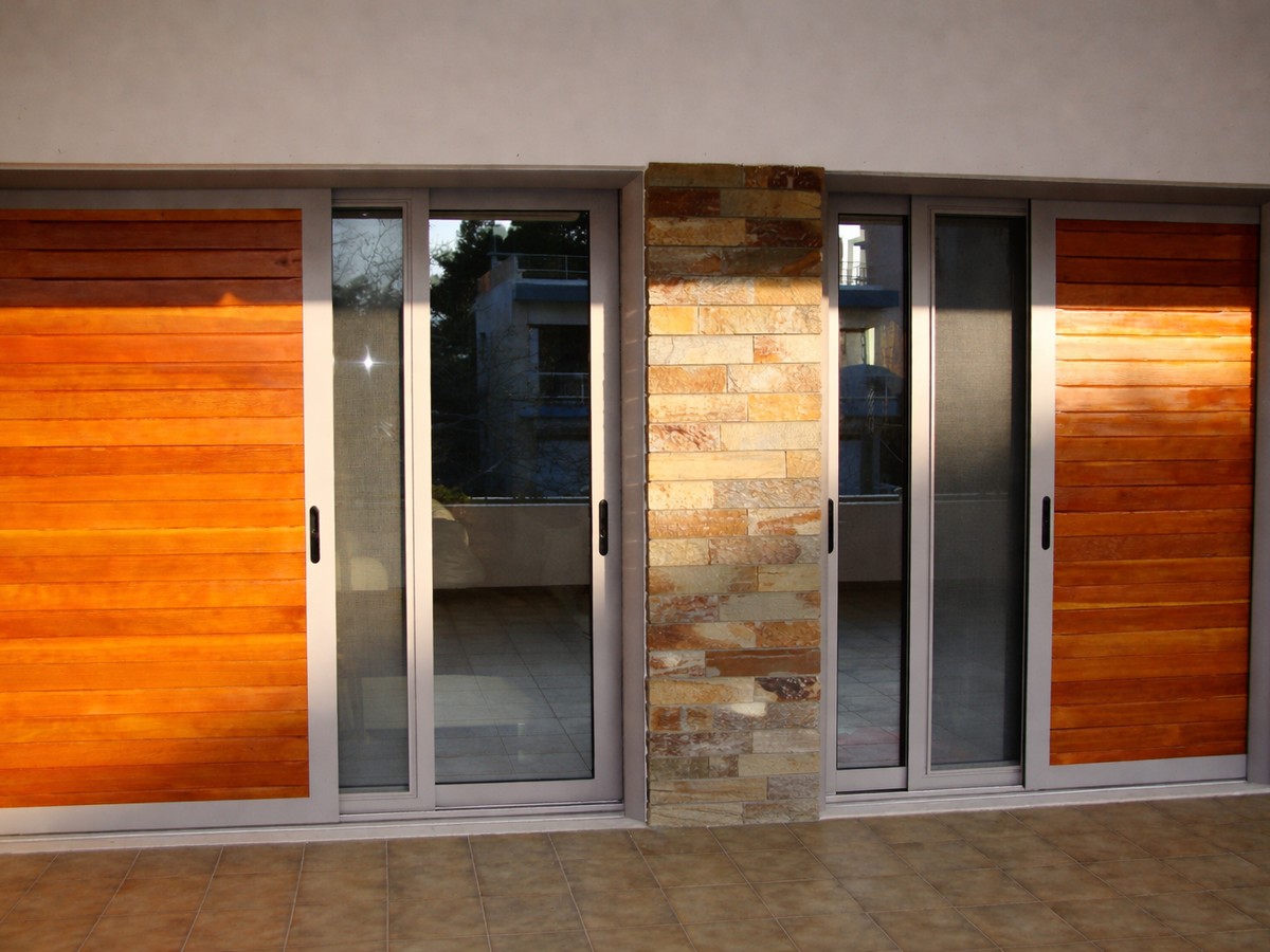 Ξύλινες περσίδες σε παντζούρια αλουμινίου